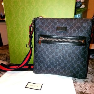 Authentic Gucci GG Supreme Messenger Bag